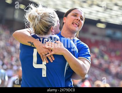 Sam Kerr von Chelsea Women und Millie Bright von Chelsea Women feiern Chelsea’s FA Women's Super League Titelgewinn beim FA Women's Super League Match Manchester United Women vs Chelsea FC Women in Old Trafford, Manchester, Großbritannien, 18. Mai 2024 (Foto: Cody Froggatt/News Images) Stockfoto