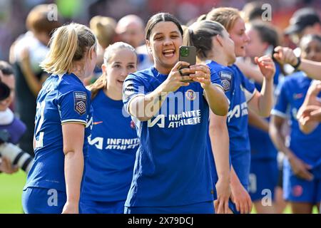 Sam Kerr von Chelsea Women feiert den Titelgewinn der FA Women's Super League beim FA Women's Super League Match Manchester United Women vs Chelsea FC Women in Old Trafford, Manchester, Großbritannien, 18. Mai 2024 (Foto: Cody Froggatt/News Images) Stockfoto