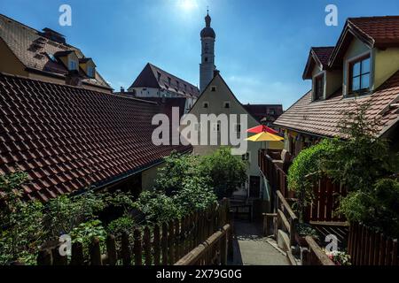 Gasse in der Altstadt von Landsberg am Lech, hinter dem Kirchturm der Pfarrkirche Mariae Himmelfahrt, Oberbayern, Bayern, Deutschland Stockfoto