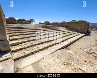 Blick auf Propyläen monumentale große Treppe große Treppe ehemalige Treppe vor dem alten Palast von Phaistos in archäologischer Stätte auf Stockfoto