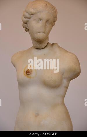 Marmorstatue, Aphrodite, Aidoumene, Büstenskulptur einer beschädigten Venus, verstrahlt alte klassische Ästhetik, Innenräume, Archäologisches Museum, Alt Stockfoto