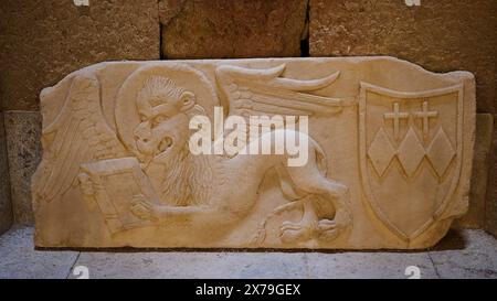 Markuslöwe, Familienwappen von Crispi, Ein Steinrelief zeigt einen geflügelten Löwen und ein Wappen mit Kreuzen, Inneres, Archäologisches Museum, Altstadt Stockfoto