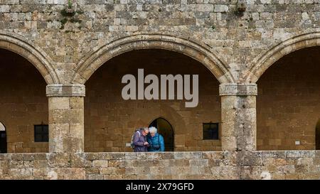 Zwei Personen in einem Steinbogen mit Dialog, historischer Atmosphäre, Außenbereich, Archäologisches Museum, Altstadt, Rhodos-Stadt, Rhodos Stockfoto