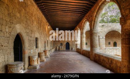 HDR Shot, langer Korridor in einem historischen Gebäude mit gotischen Arkaden, mittelalterlicher Architektur, Außenbereich, Archäologisches Museum, Altstadt, Rhodos Stockfoto