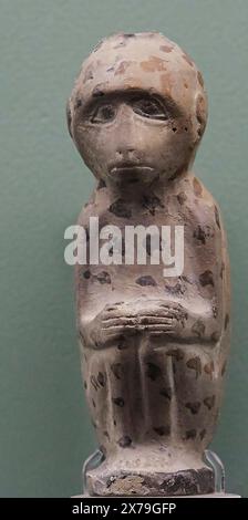 Aryballos, Keramikgefäß, antike Skulptur eines Affen mit Punktmuster vor grünem Hintergrund, Innenräume, Archäologisches Museum, Altstadt Stockfoto