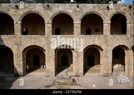 Mittelalterliche Festung mit symmetrischen Arkaden und Löwenstatue im Innenhof, Außenbereich, Archäologisches Museum, Altstadt, Rhodos-Stadt, Rhodos Stockfoto