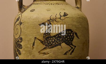 Antike Kanne mit einem detaillierten Bild eines Hirsches und floralen Ornamenten in Schwarz auf beigefarbenem Hintergrund, Innenausstattung, Archäologisches Museum, Altstadt, Rhodos Stockfoto