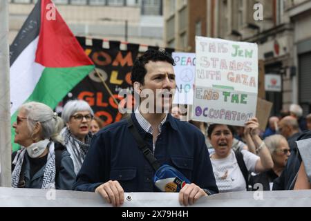 London, Vereinigtes Königreich, 18. Mai 2024. Hunderttausende propalästinensischer Demonstranten marschierten am 76. Jahrestag der Nakba durch die Straßen Londons, forderten jetzt einen Waffenstillstand, stoppten die Bewaffnung Israels und ein Ende der Belagerung von Gaza. Nakba bedeutet „die Katastrophe“ und bezieht sich auf die Zeit, als 750,000 Palästinenser zum Zeitpunkt der Gründung Israels 1948 von israelischen Truppen aus ihren Häusern vertrieben und in Nachbarländer fliehen mussten. Der marsch verlief friedlich und endete in einer Kundgebung in Whitehall. Stockfoto