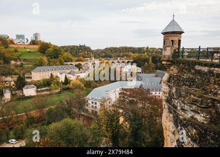Blick vom Bock-Vorgebirge der Stadt Luxemburg auf das Tal, den Viadukt, die Türmwand und die umliegenden historischen Gebäude im Herbst. Stockfoto