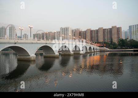 HONGKONG, CHINA - 4. DEZEMBER 2023: Blick auf die Lek Yuen Bridge in Sha Tin am Abend. Stockfoto