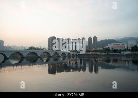 HONGKONG, CHINA - 4. DEZEMBER 2023: Blick auf die Lek Yuen Bridge in Sha Tin am Abend. Stockfoto