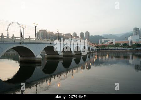 HONGKONG, CHINA - 4. DEZEMBER 2023: Blick auf die Lek Yuen Bridge in Sha Tin am Abend. Stockfoto