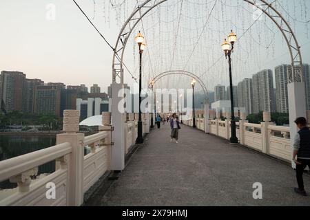 HONGKONG, CHINA - 4. DEZEMBER 2023: Lek Yuen Bridge in Sha Tin am Abend. Stockfoto