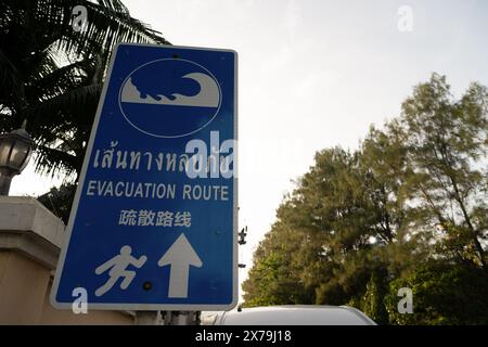 PHUKET, THAILAND - 30. APRIL 2023: Nahaufnahme des Schildes der Tsunami-Evakuierungsroute am Patong Beach am Morgen. Stockfoto