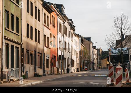 Eine leere Straße voller bunt bemalter Reihenhäuser in Luxemburg, an einem ruhigen Herbstnachmittag Stockfoto