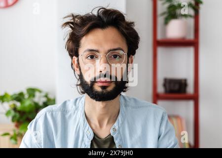 POV-Porträt eines kreativen jungen Mannes, der während eines Videoanrufs in die Kamera schaut Stockfoto