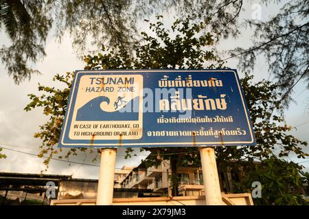 PHUKET, THAILAND - 4. MAI 2023: Schild für die Tsunami-Gefahrenzone, wie am Abend am Patong Beach zu sehen. Stockfoto