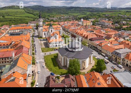 Blick aus der Vogelperspektive auf das historische Zentrum der Stadt Levoca im Sommer, Slowakei. Stockfoto