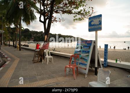 PHUKET, THAILAND - 4. MAI 2023: Schild für die Tsunami-Gefahrenzone, wie am Abend am Patong Beach zu sehen. Stockfoto