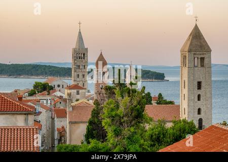 Historische Türme einer Stadt Rab auf der Insel Rab bei Sonnenaufgang, Kroatien. Stockfoto