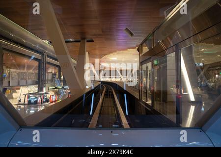 DOHA, KATAR - 13. OKTOBER 2023: Blick vom Hamad International Airport Passagierzug. Stockfoto