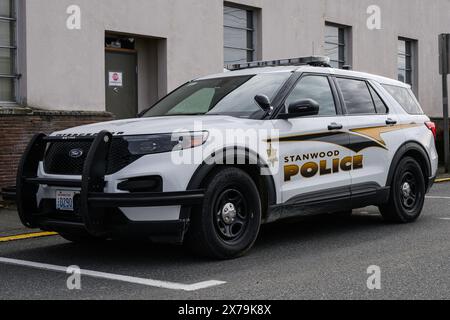 Stanwood, WA, USA - 7. Februar 2024; Polizeiauto für die Stanwood Police mit dem Namen an der Ford-Autotür mit dem Sheriff-Department von Snohomish County Stockfoto