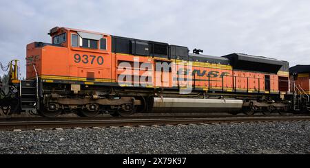 Stanwood, WA, USA – 7. Februar 2024; Orange BNSF SD70ACe Lokomotive auf Gleis mit Swoosh-Markenlogo Stockfoto