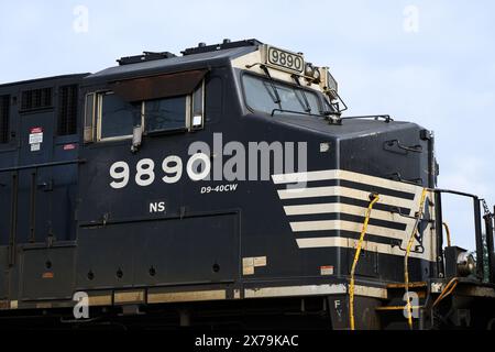 Stanwood, WA, USA - 7. Februar 2024; Großaufnahme des Fahrerhauses der Norfolk Southern Diesellokomotive mit Nummer und weißen Streifen Stockfoto