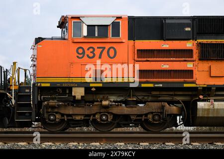Stanwood, WA, USA - 7. Februar 2024; Seite des orangefarbenen BNSF-Fahrerhauses der Lokomotive SD70ACe Stockfoto