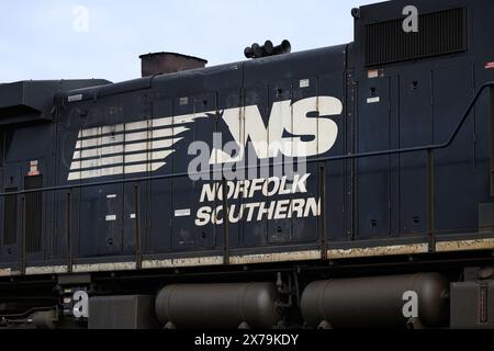 Stanwood, WA, USA – 7. Februar 2024; Nahaufnahme des Logos mit dem Namen auf der Diesellokomotive Norfolk Southern Stockfoto