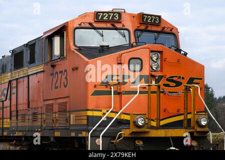 Stanwood, WA, USA - 7. Februar 2024; Großansicht des Fahrerhauses mit Swoosh-Logo der orangefarbenen BNSF-Güterlokomotive Stockfoto