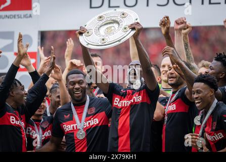 Leverkusen, Deutschland. Mai 2024. Odilon Kossounou (Leverkusen) mit Meisterschale, Jeremie Frimpong (Leverkusen), Timothy Fosu-Mensah (Leverkusen) Stockfoto