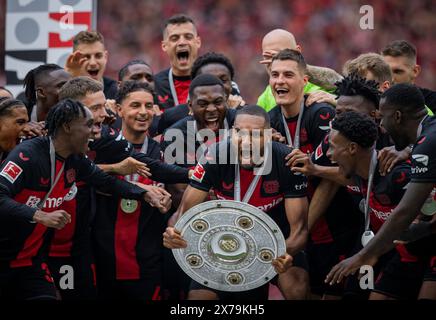 Leverkusen, Deutschland. Mai 2024. Jonathan Tah (Leverkusen) mit Meisterschale, Jeremie Frimpong (Leverkusen), Florian Wirtz (Leverkusen), Timothy F. Stockfoto