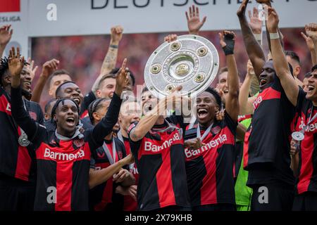 Leverkusen, Deutschland. Mai 2024. Exequiel Palacios (Leverkusen) mit Meisterschale, Jeremie Frimpong (Leverkusen), Nathan Tella (Leverkusen) Victor Stockfoto