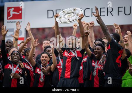 Leverkusen, Deutschland. Mai 2024. Jonathan Tah (Leverkusen) mit Meisterschale, Jeremie Frimpong (Leverkusen), Nathan Tella (Leverkusen) Bayer Lever Stockfoto