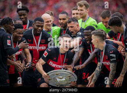 Leverkusen, Deutschland. Mai 2024. Patrik Schick (Leverkusen) mit Meisterschale, Jeremie Frimpong (Leverkusen) Nathan Tella (Leverkusen) Timothy Fos Stockfoto