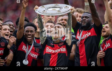 Leverkusen, Deutschland. Mai 2024. Alejandro Grimaldo (Leverkusen) mit Meisterschale, Nathan Tella (Leverkusen) Victor Boniface (Leverkusen) Bayer L. Stockfoto