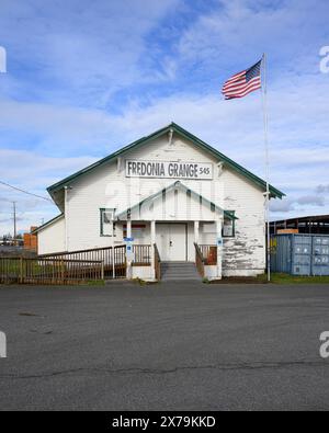 Mount Vernon, WA, USA - 2. Februar 2024; Fredonia Grange Nummer 545 im Farmgebiet von Skagit County mit amerikanischer Flagge Stockfoto