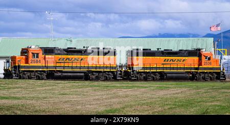 Mount Vernon, WA, USA - 2. Februar 2024; Paar lokaler BNSF-Lokomotiven warten auf Dienst im Güterzug Stockfoto