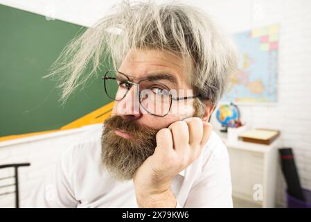 Nahaufnahme eines seriösen Lehrers in Brille an der Universität. Männlicher Lehrer oder Professor in der Schulklasse. Lernen und Bildung. Gut aussehender Bart Stockfoto