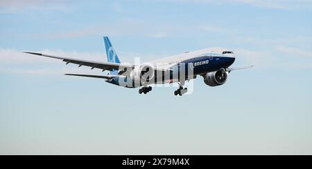 Everett, WA, USA – 16. Februar 2024; Boeing 777-9 Prototyp der 777X-Flugzeugräder bei Endanflug Stockfoto