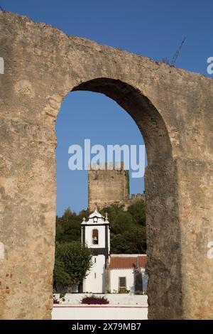 Sehen Sie durch das römische Aquädukt der Petyerkirche und der mittelalterlichen Burg, Obidos, UNESCO-Weltkulturerbe, Portugal Stockfoto