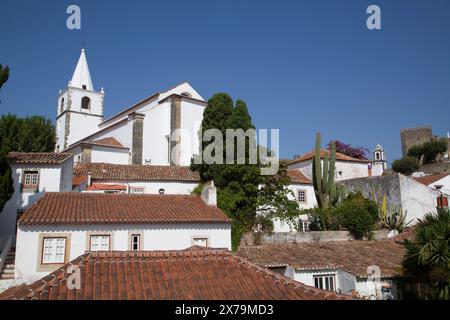 Blick auf die Stadt mit Igreja de Santa Maria (Hintergrund), Obidos, Weltkulturerbe der UNESCO, Portugal Stockfoto