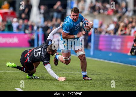 LONDON, VEREINIGTES KÖNIGREICH. Mai 2024. Cobus Wiese von Sale Sharks (rechts) wird von Elliot Daly von Saracens (links) während Saracens vs Sale Sharks - Gallagher Premiership Rugby Round 18 im StoneX Stadium am Samstag, den 18. Mai 2024, angegriffen. LONDON ENGLAND. Quelle: Taka G Wu/Alamy Live News Stockfoto