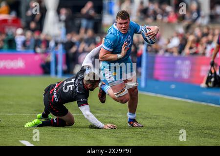 LONDON, VEREINIGTES KÖNIGREICH. Mai 2024. Cobus Wiese von Sale Sharks (rechts) wird von Elliot Daly von Saracens (links) während Saracens vs Sale Sharks - Gallagher Premiership Rugby Round 18 im StoneX Stadium am Samstag, den 18. Mai 2024, angegriffen. LONDON ENGLAND. Quelle: Taka G Wu/Alamy Live News Stockfoto