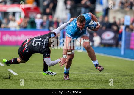 LONDON, VEREINIGTES KÖNIGREICH. Mai 2024. Cobus Wiese von Sale Sharks (rechts) wird von Elliot Daly von Saracens (links) während Saracens vs Sale Sharks - Gallagher Premiership Rugby Round 18 im StoneX Stadium am Samstag, den 18. Mai 2024, angegriffen. LONDON ENGLAND. Quelle: Taka G Wu/Alamy Live News Stockfoto