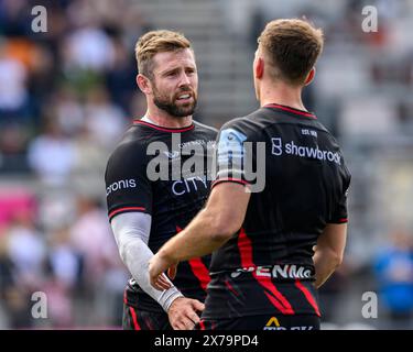 LONDON, VEREINIGTES KÖNIGREICH. Mai 2024. Elliot Daly von Saracens (links) begrüßt Alex Lewington von Saracens während Saracens vs Sale Sharks - Gallagher Premiership Rugby Round 18 im StoneX Stadium am Samstag, den 18. Mai 2024. LONDON ENGLAND. Quelle: Taka G Wu/Alamy Live News Stockfoto