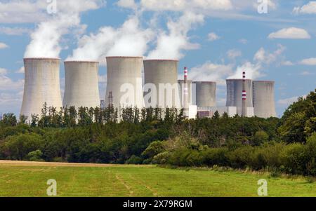 Panoramablick auf das Kernkraftwerk Dukovany - Tschechische Republik Stockfoto