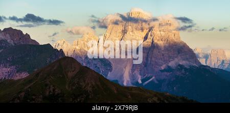 Abendlicher Blick auf den Pelmo, Südtirol, die Alpen Dolomiten, Italien Stockfoto