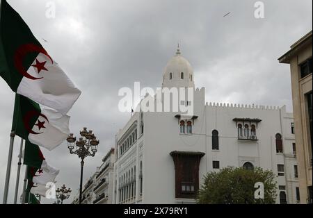 Algerische Flaggen vor dem Wilaya-Gebäude in Algier Stockfoto